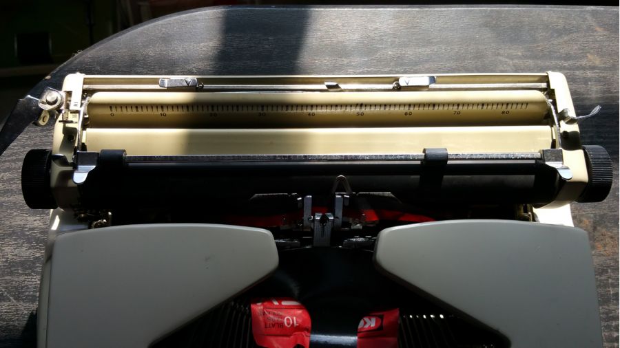 Maquina de escrever indus em excelente estado