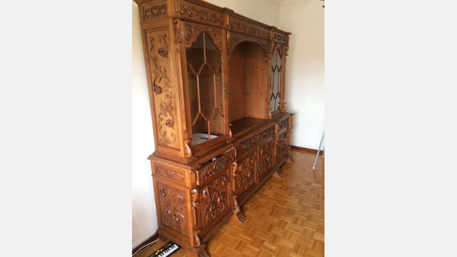 Cristaleira madeira entalhada lindissima peça rara