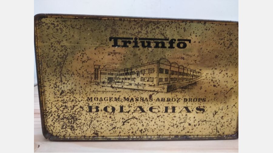 Lata antiga com motivos de Macau