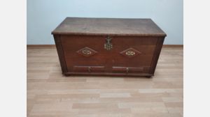 Baú antigo em madeira bau