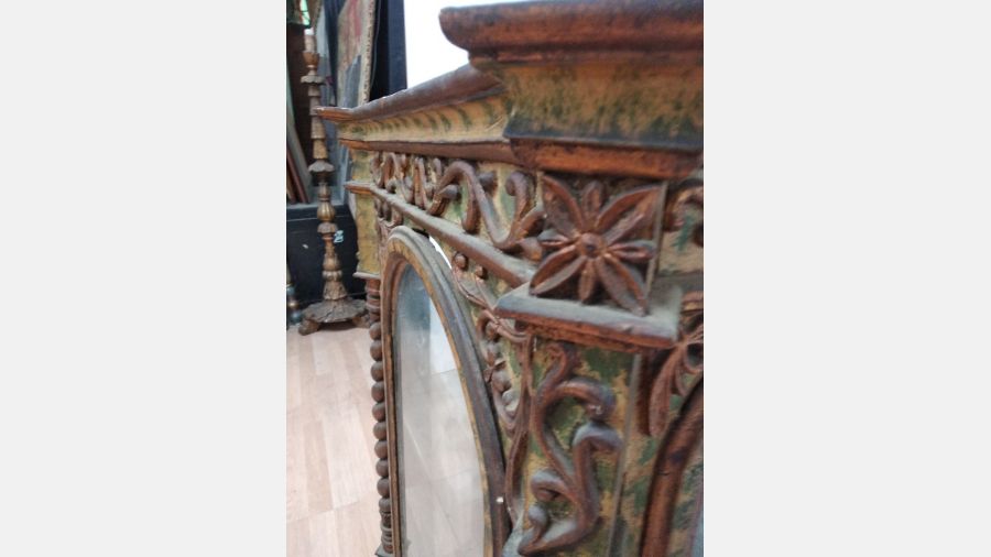 Oratório Vitrine antiga em talha dourada