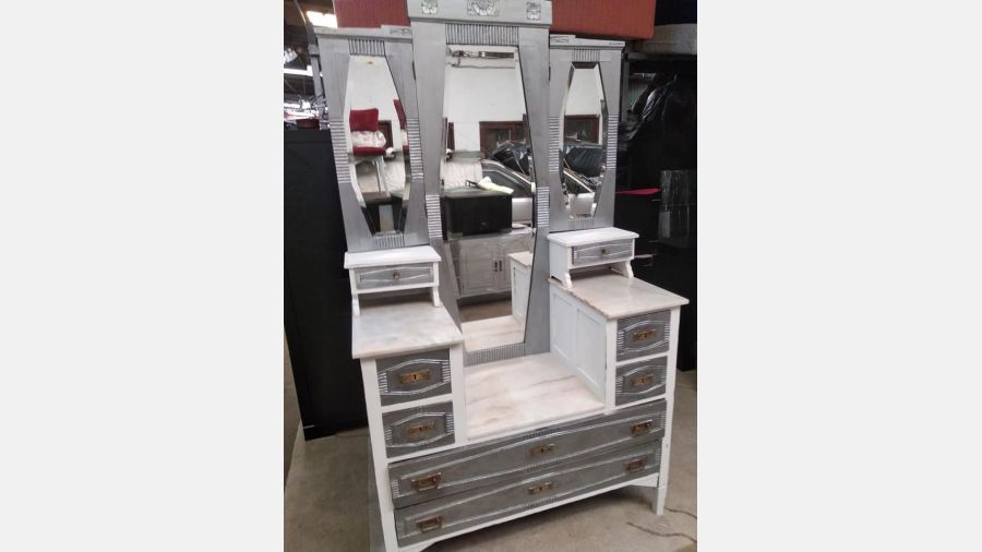 Penteadeira Tocador muito antiga com 3 espelhos e 8 gavetas.