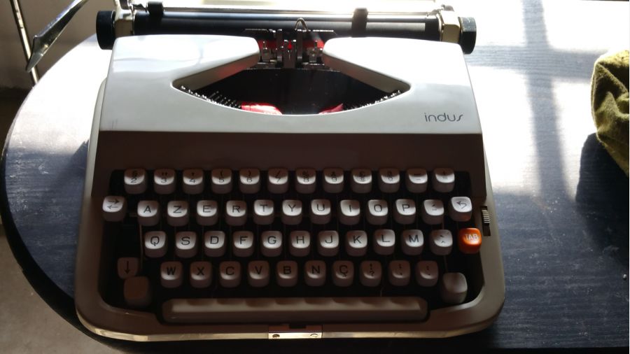 Maquina de escrever indus em excelente estado