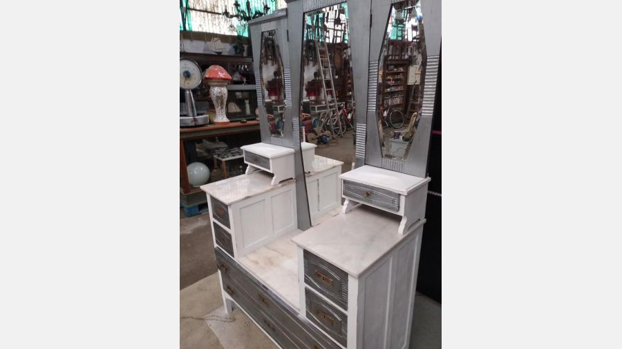 Penteadeira Tocador muito antiga com 3 espelhos e 8 gavetas.