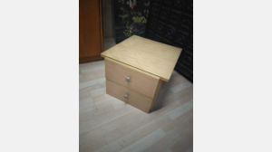 Mesinha de cabeceira em pinho