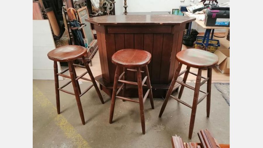 BAR EM MADEIRA + BANCOS ALTOS