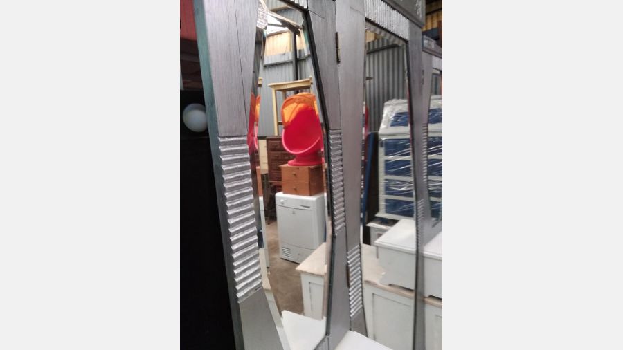 Penteadeira Tocador muito antiga com 3 espelhos e 8 gavetas.