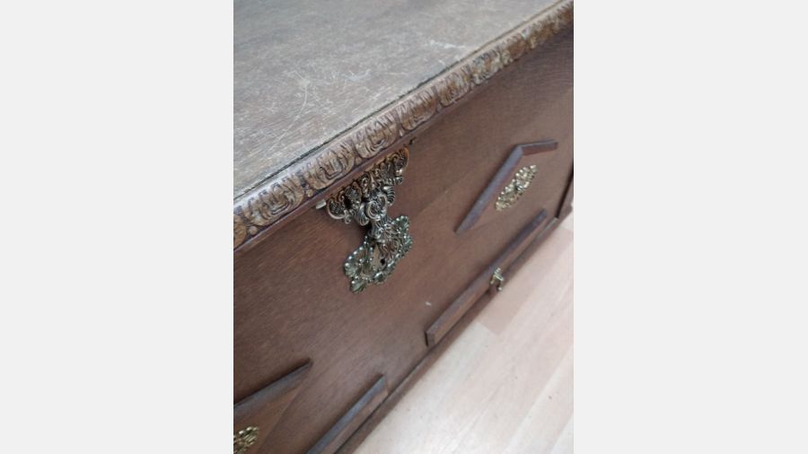 Baú antigo em madeira bau