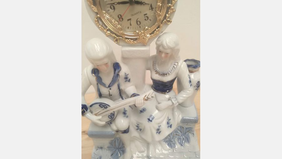 Relógio em porcelana