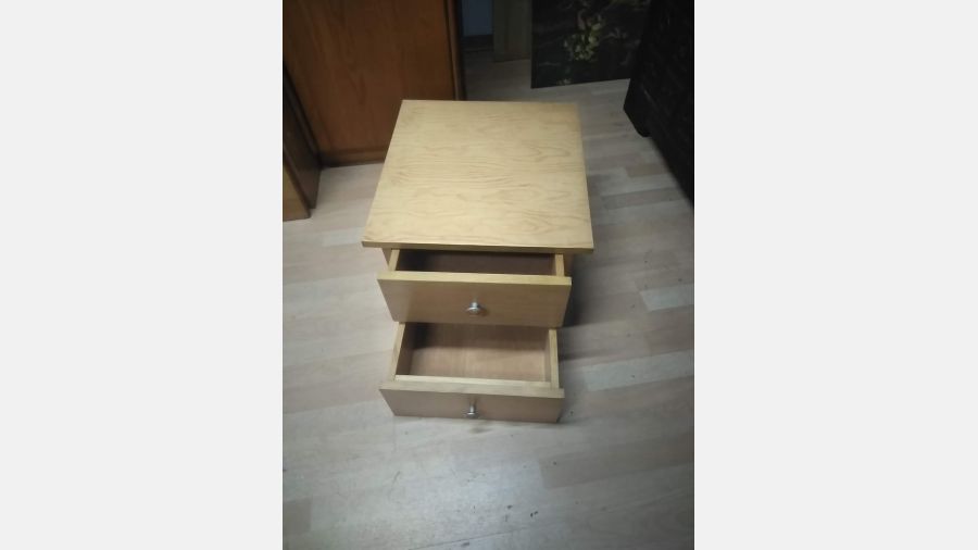 Mesinha de cabeceira em pinho
