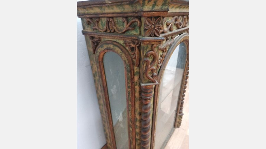 Oratório Vitrine antiga em talha dourada