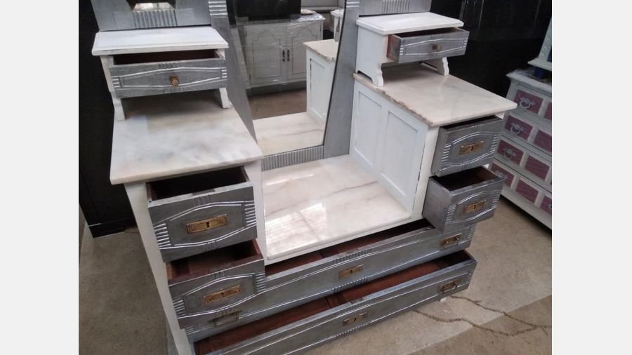 Penteadeira Tocador muito antiga com 3 espelhos e 8 gavetas.