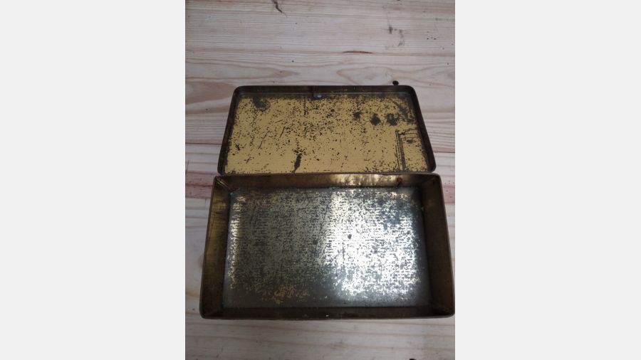 Lata antiga com motivos de Macau