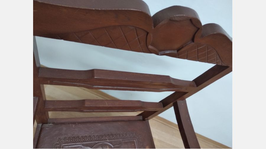 cadeirão vintage em madeira e couro